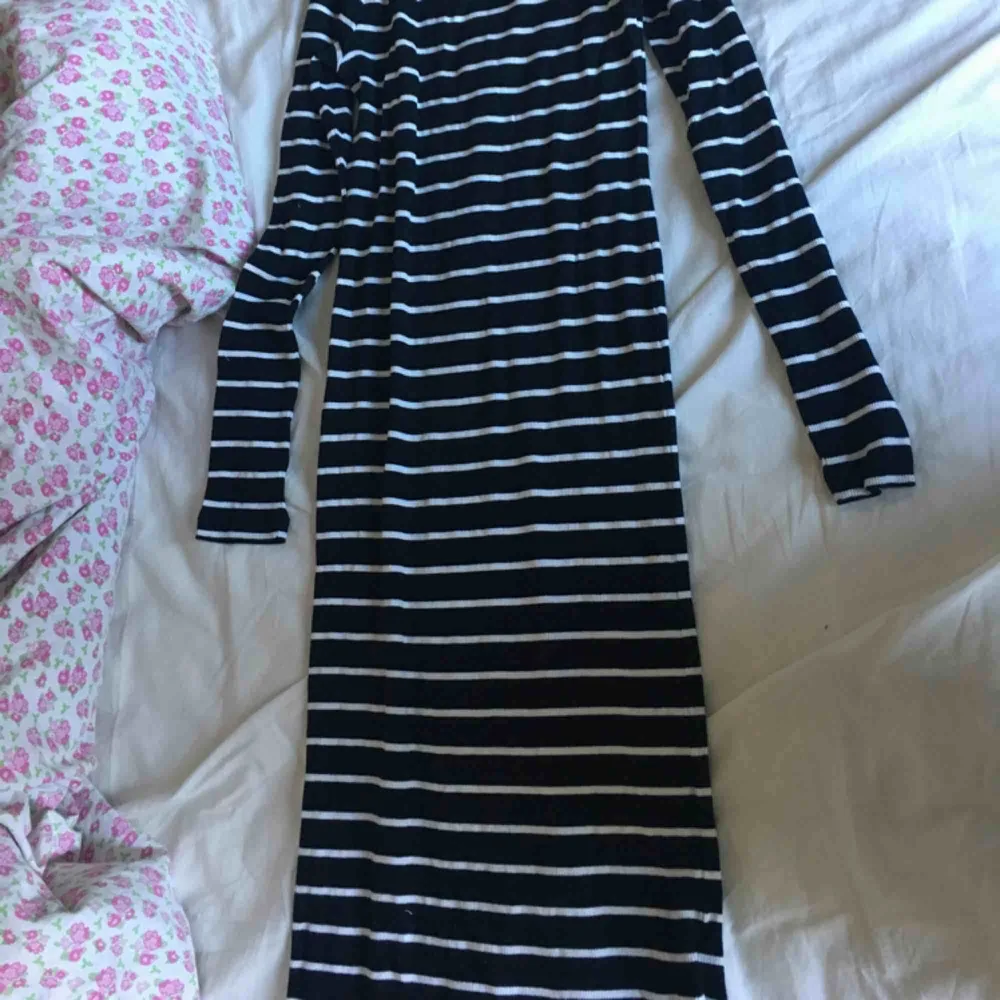 Jättefin stretchig klänning med ränder som ja nu tyvärr säljer pga att den är i fel storlek. Den framhäver formerna och är lång (ca 140 cm). Klänningar.