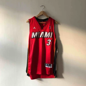  - Adidas Miami Heat Wade - kan hämtas i Uppsala eller skickas mot fraktkostnad 