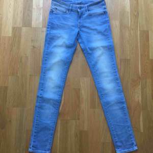 Säljer mina ljusblå Levis Slight Curve skinny jeans i storlek W26 L32 Modern Rise. Aldrig använda på grund av fel storlek så de är som nya. Finns att köpa i Uppsala alternativ skicka via post(kund betalar frakt).  Nypris: ca 700kr. 