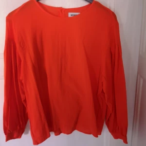  - Fin röd blus från Weekday 