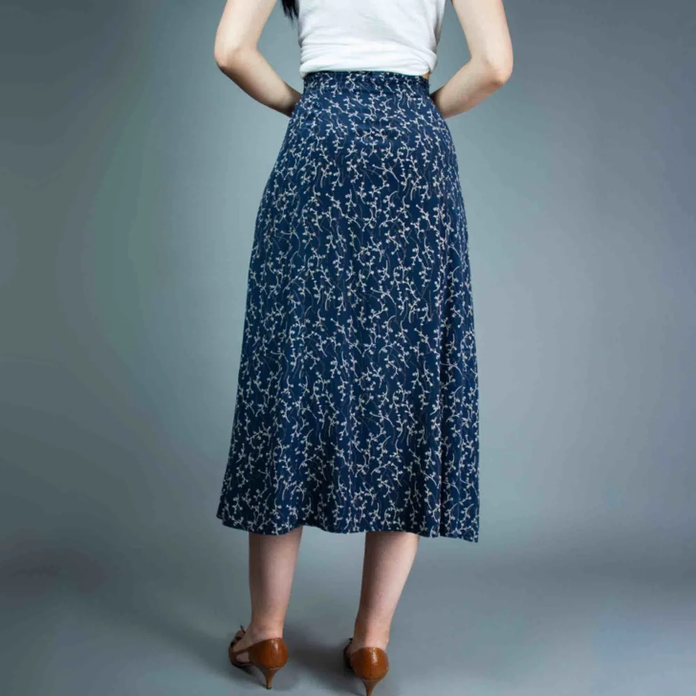 Vintage 90s pure silk buttoned up floral midi skirt in navy. Print flaw. Label: XXL, fits best L Model: 173/S (big on her) Measurements (flat): length: 83 waist: 41 Price is final! Free shipping! Ask for the full description! No returns!. Kjolar.
