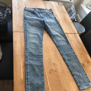  - H&M helt ny, storlek 33, 175/84A, skinny 