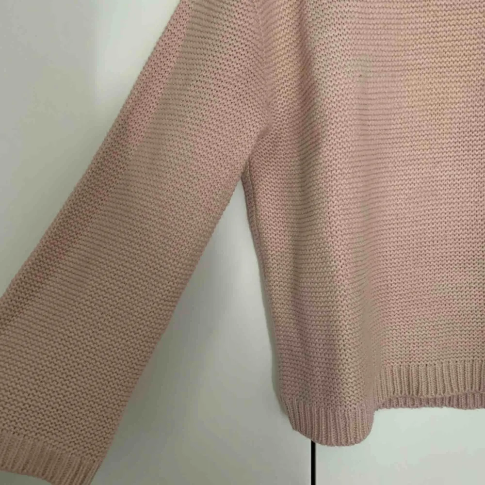 Säljer min stickade rosa tröja, från hm för 100kr, i strl xs, kan frakta men du får betala frakten själv (63kr), annars möts jag upp i Stockholm, betalning sker via swish, hoppas det är något för dig!☺️. Stickat.