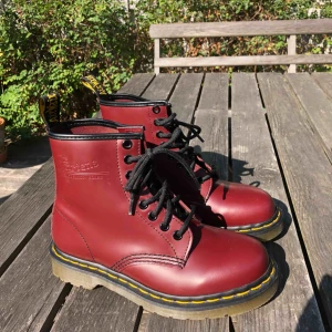  - Splitternya, helt oanvända vinröda Dr Martens. Nypris 1400 kr så ett riktigt fynd!