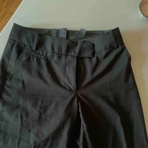  - Säljer mina kostymbyxor från hm, i strl 36, för 100kr, kan frakta men du får betala frakten själv (63kr), annars möts jag upp i Stockholm, betalning sker via swish, hoppas det är något för dig!☺️