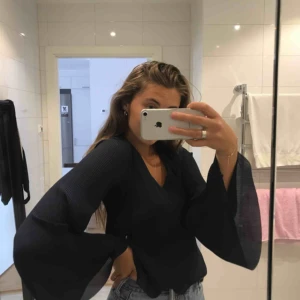  - Marinblå blus från Carin Wester! Använd 1-2 gånger. Säljer pga att jag inte använder den❣️