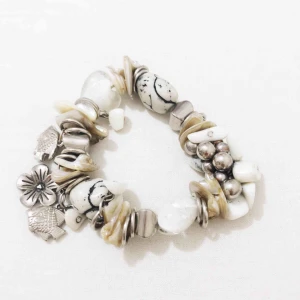  - somrigt, strandigt armband med stenar och grejor 🐠