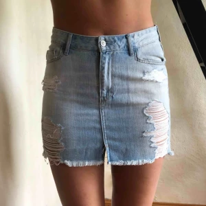  - Jeanskjol från Hollister, passar storlek XS/S. Använda ett fåtal gånger men i bra skick. 