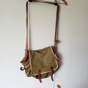  - Fin axelväska med läderremmar. Lite skavanker, fläck syns på sista bilden