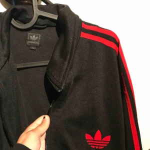  - Adidas zip tröja. Kan mötas i Uppsala eller så betalar köparen frakten💕
