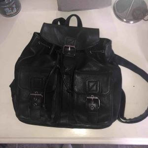  - Säljer nu favorit ryggsäcken. Nypris 599kr och i riktigt fint skick, därav priset. Många fack och mycket utrymme. Fungerande dragkedjor och fläckfri. Frakt tillkommer! 