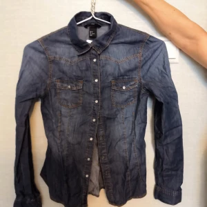  - Helt ny jeans shorta aldrig använd, prislappen är kvar. Slim i storleken med två fickor. Fakturan ingår i priset och priset kan diskuteras :) 