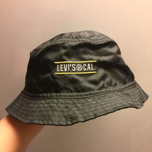 Supersnygg Levi’s bucket hatt som står att den e XL men passar nog s/m bättre. Antagligen barnstorlek men funkar utvärkt för vuxen!  Möts upp i Stockholm, fraktar inte tyvärr! 