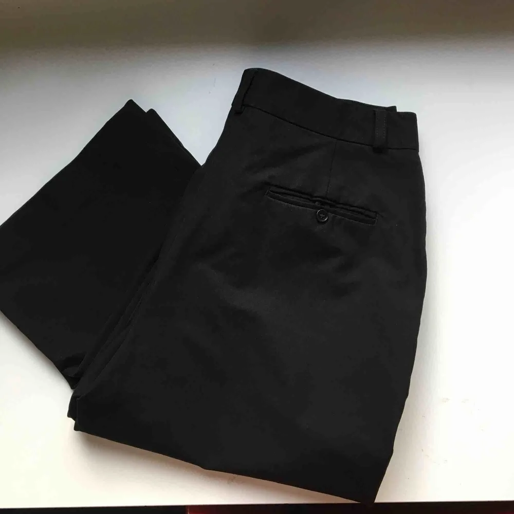 Suuupersnygga klassiska svarta kostymbyxor från Lene Sand! Inköpta på second hand men aldrig använda så mycket fint skick! Kan mötas upp i stockholm annars kostar frakt cirka 50 kr! 💝. Jeans & Byxor.