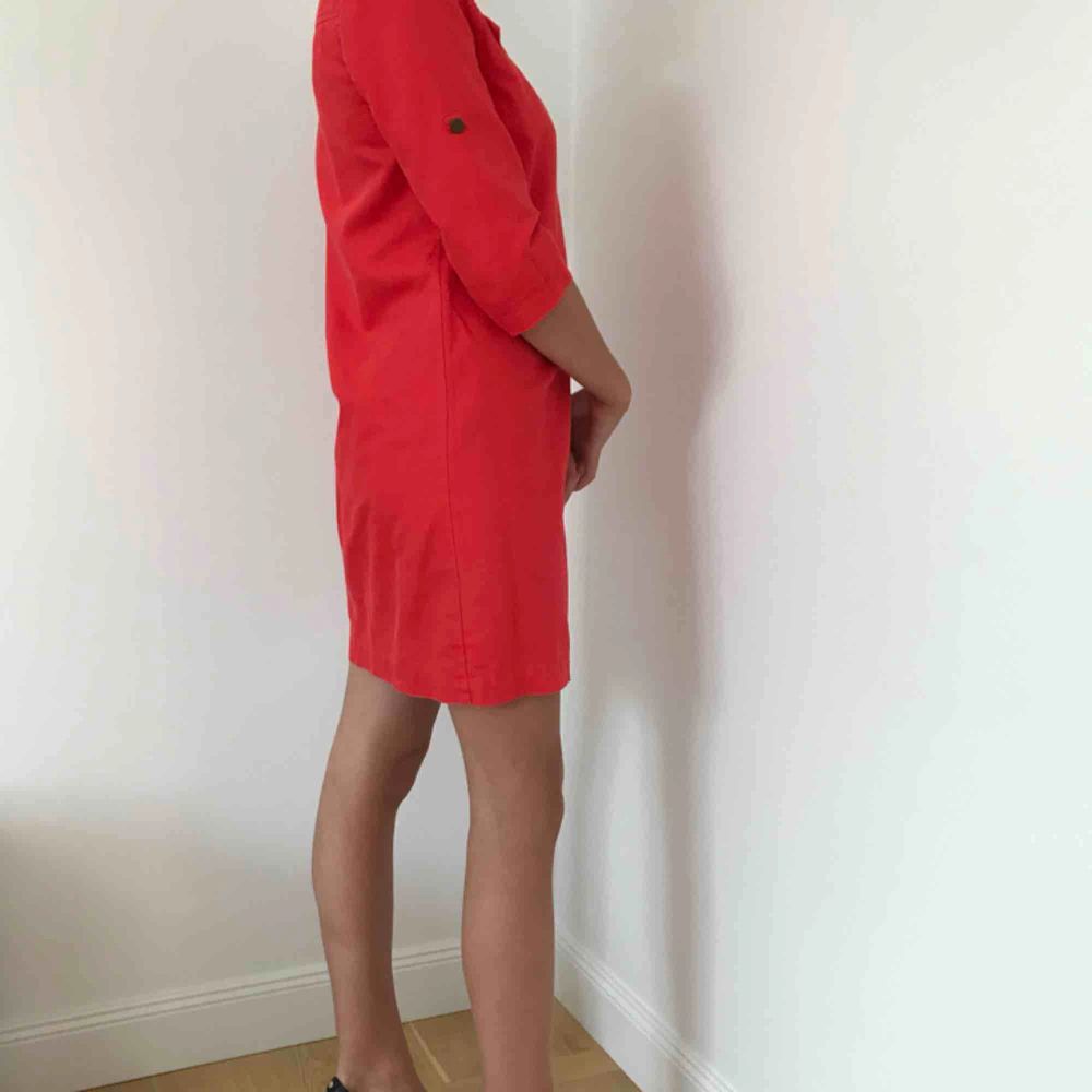 Röd klänning från Tommy Hilfiger | Plick Second Hand