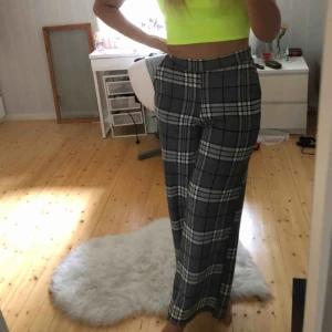  - Fina byxor från Gina Tricot. Jag är 1,73 och byxorna är i storlek s.   Köparen står för frakt men jag kan mötas. 