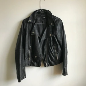  - En kort skinnjacka från HM (inte äkta skinn) lite slitningar som man kan se på andra bilden men annars i bra skick! :-) köparen står för frakt annars mötas i Stockholm!