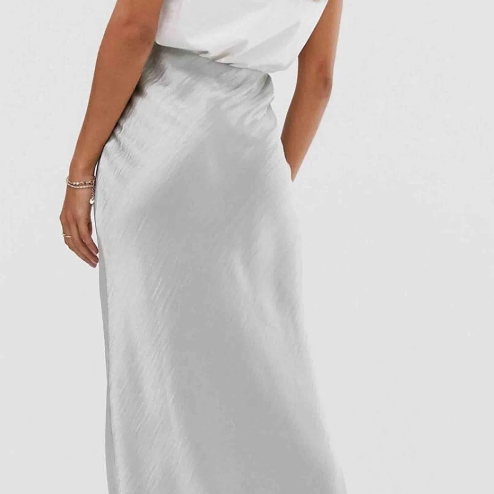 Silvrig silkig kjol från Asos i storlek 16/XL. Resår i midjan så den kan passa både större och mindre. Använd 1 gång. . Kjolar.