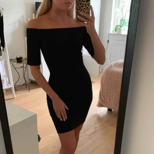  - Svart off-shoulder klänning med lite ärm. Köpt från H&M, aldrig använd, i storlek XS. Frakt ingår.