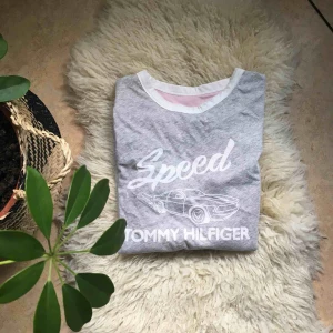  - Snygg 2in1 t-shirt från Tommy Hilfiger ! 