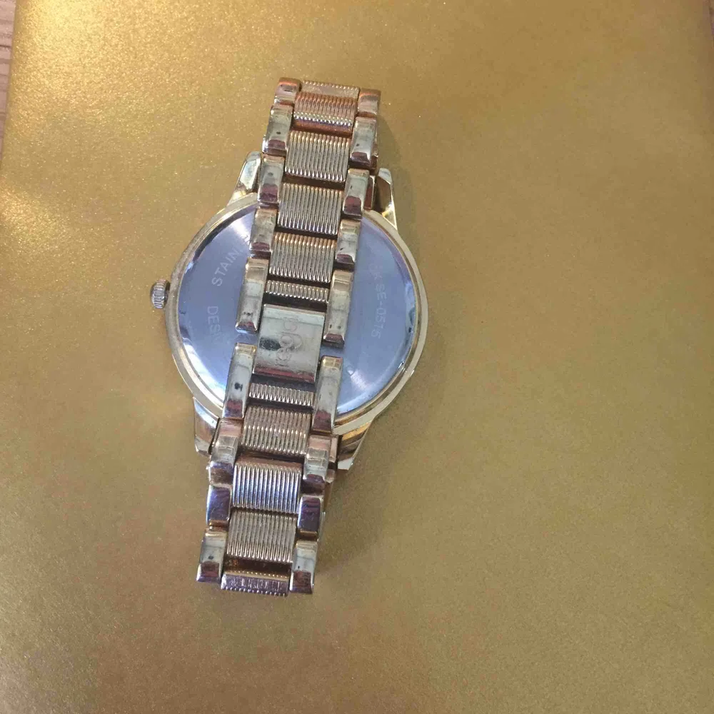 Jättefin klocka från regal som knappt blivit använd, har en spricka men den tänker man inte på när den är på (se bild 3). Batterierna behöver bytas. . Accessoarer.