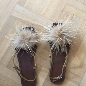  - Ett par dina sandaler med fluff/fjädrar 