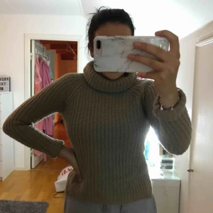  - beige/brun stickad tröja, aldrig använd