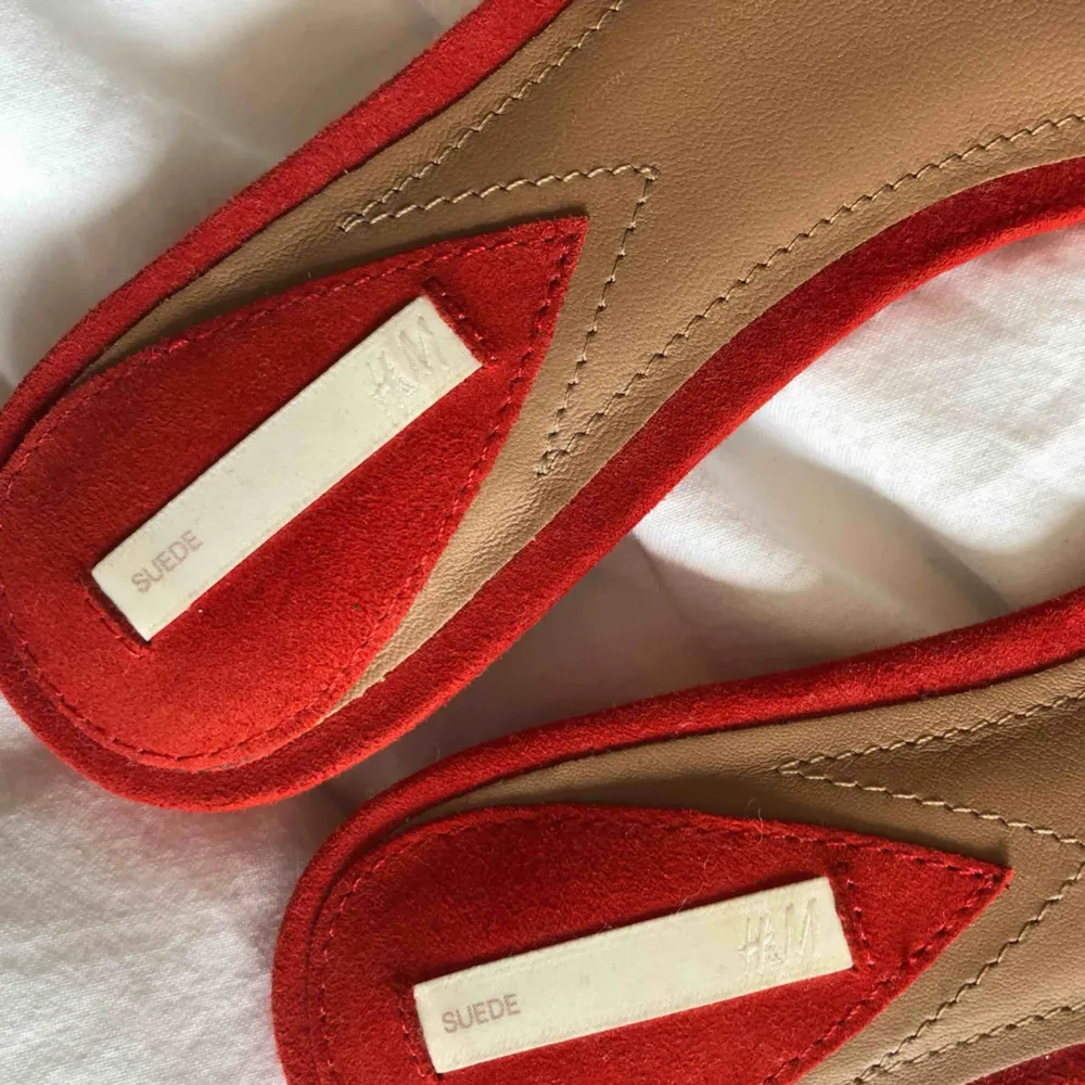 Aldrig använda pga för stora, jättefina röda slip ons i mocka från H&M . Skor.