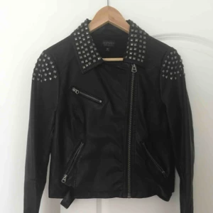  - Skinnjacka i bra skick med nitar i kragen. Från topshop, orginalpris 700 kr.