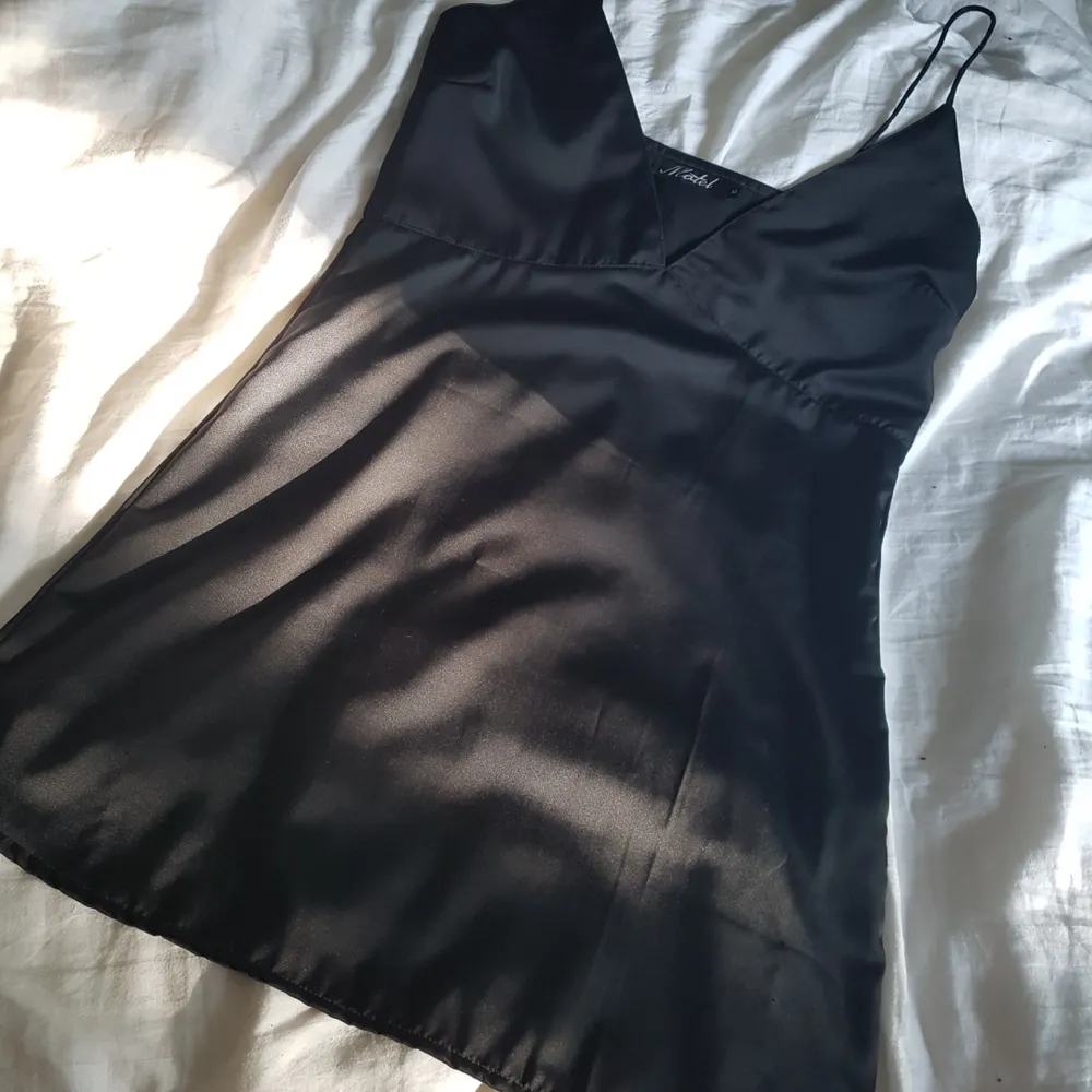 Sexig, svart klänning i silkes material och smala axelband, köpt från Nelly. Aldrig använd✨. Klänningar.