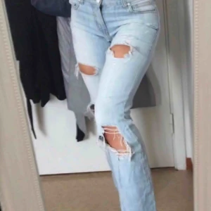  - Jeans med snygga slitningar, passar bra i längden för mig som är 1,63