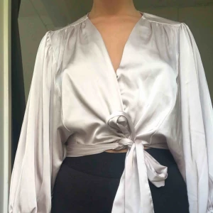  - Cropped top i satin, xsmall, nytt skick. Köparen står för frakt, kan även mötas upp i Stockholm.