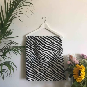  - Zebra fur midiskirt  I faux fur! Stört snygg! Tight Storlek: S-M 