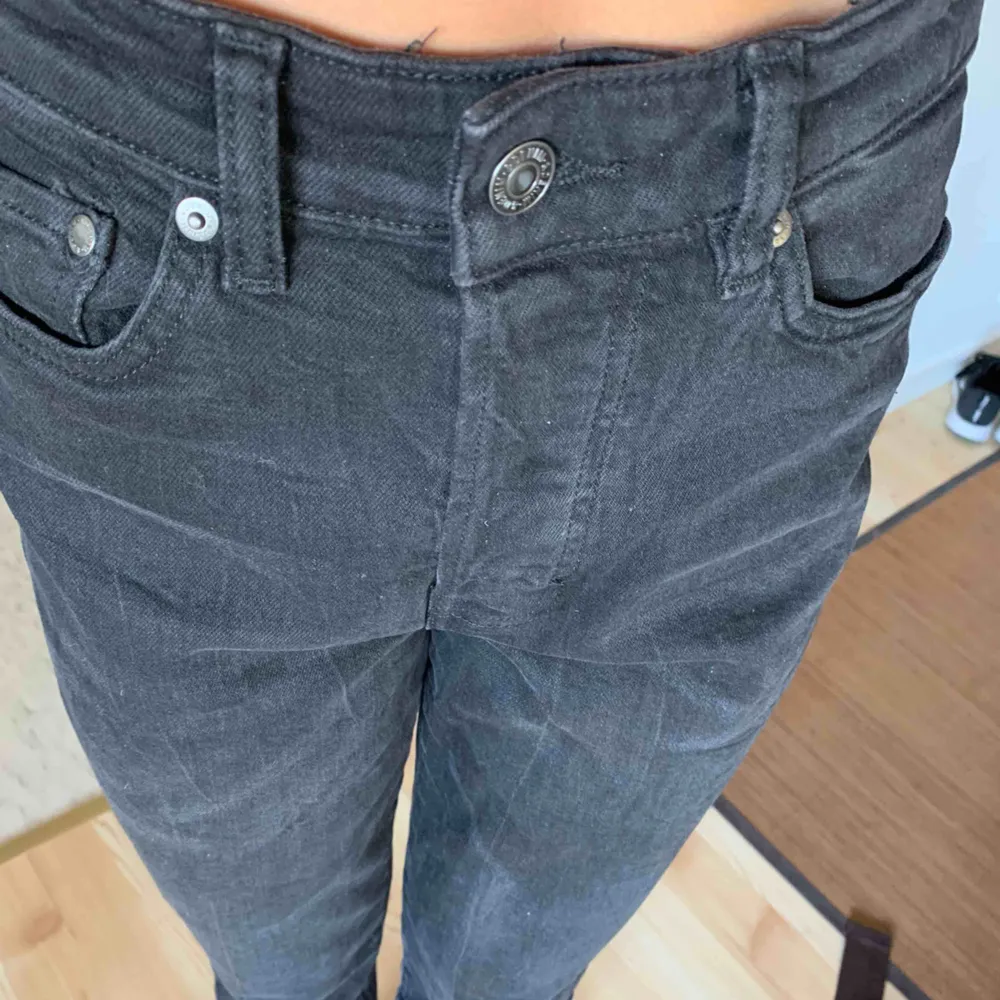 Svart/gråa mom jeans från hm i storlek 34 (som ni ser är dom lite stora på mig hehe) HELT O HÅLLET OANVÄNDA!! 60. Jeans & Byxor.