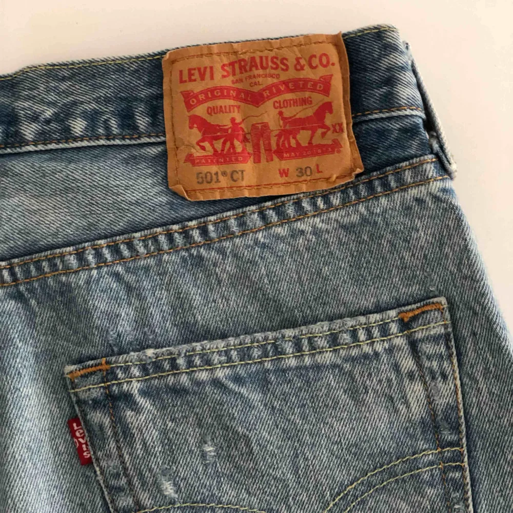 Levis jeansshorts för herr i str 30. Använts ett fåtal gånger. Hämtas i Malmö eller skickas om köparen står för frakt. Shorts.