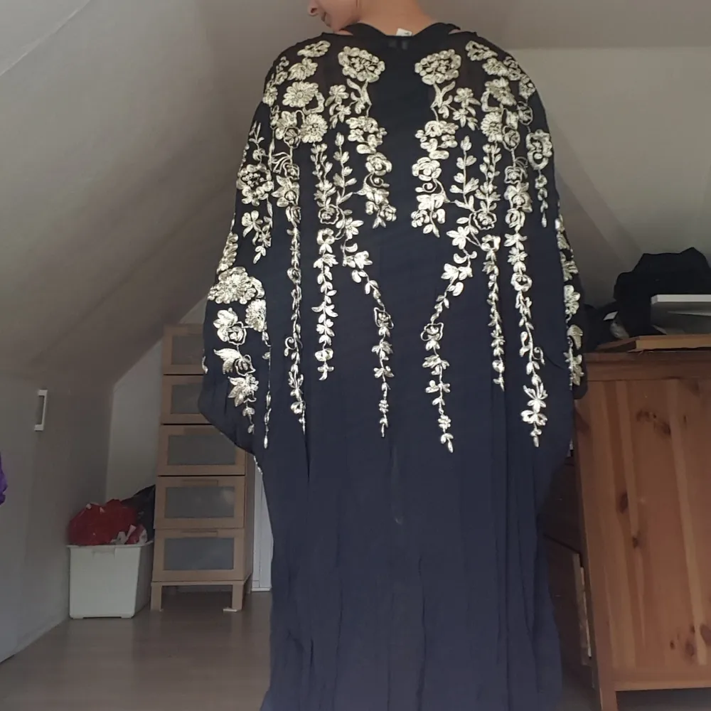 One of a kind kimono i svart chiffong Med guldiga broderier Märkt som strl 34 men passar utan problem någon upp till M också.  Knälång på mig som är strax under 170. Tröjor & Koftor.