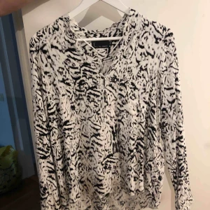  - Blus i fint skick som är använd ungefär 3 gånger. 