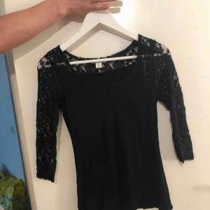  - Svart topp med spets i fint skick 
