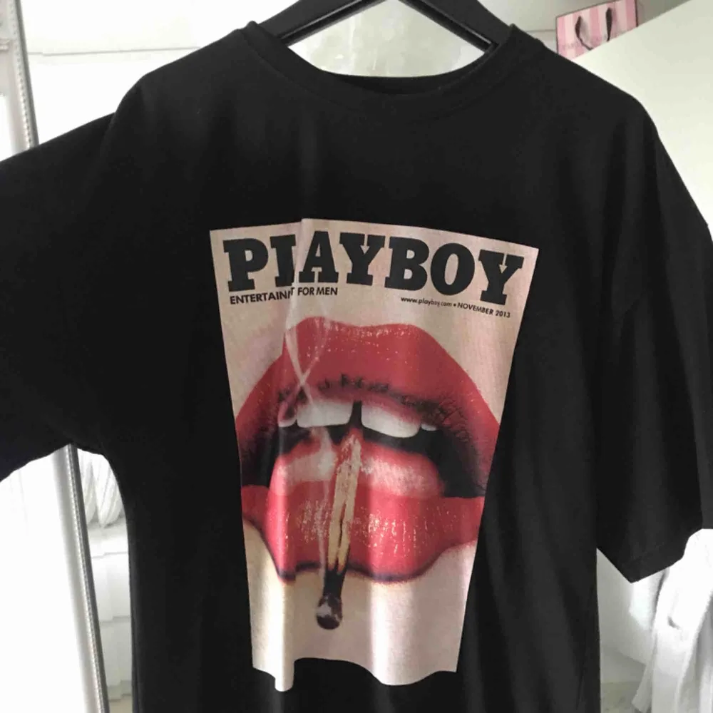 Använd 1 gång Oversized från Missguided X Playboy. Står inte för frakten 🤠. T-shirts.