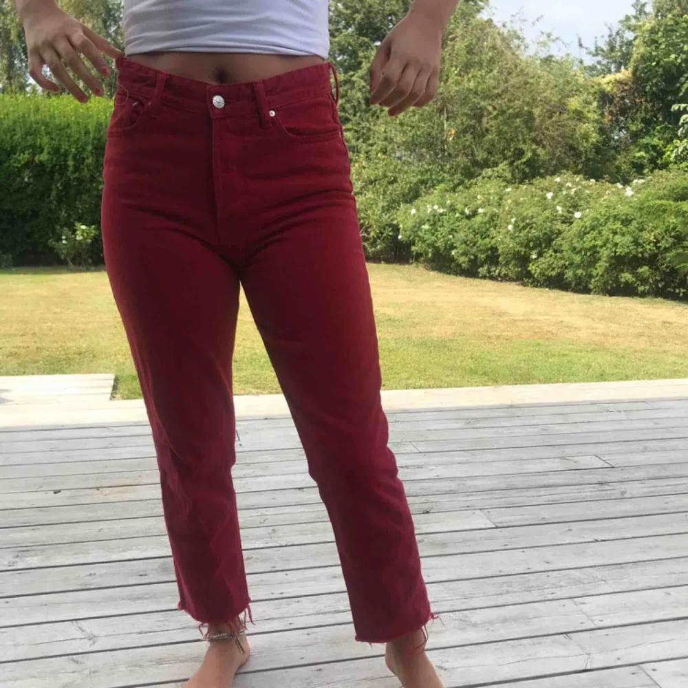 Röda fin vintage fit byxor! Frakt står köparen för. Jeans & Byxor.