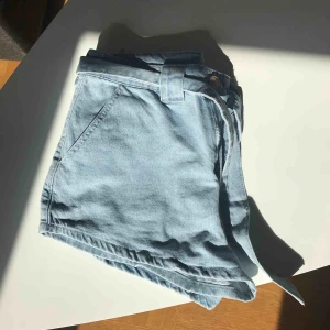  - Ljusblå jeansshorts som aldrig är använda. Gulligt jeansbälte som tillhör. 