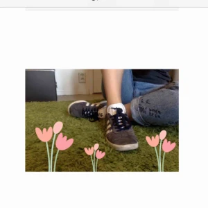  - 💙 Klassiska ADIDAS GAZELLE 💙   Bekväma och väl använda !!   Perfekta till en lite mer casual outfit :)  Minns ej originalpris, men pris kan diskuteras!!  Frakt ingår 💖