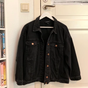  - en svart jeansjacka från Monki!! tror de vita ”fläckarna”/slitningarna uppstod under en tvätt, därav lågt pris 🌟 köparen står för frakt! 