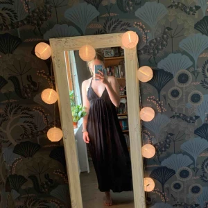 - Jättefin svart klänning från Tiger Lilly (dyrt australiensiskt märke)! Små i storleken då den sitter bra på mig som har storlek XS/S. Frakt inräknat i priset, tar endast swish. Bara att skicka en fråga om du undrar något! 