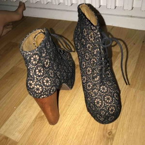  - Super snygga klackskor.. använda några få gånger.  Storlek: 37  Ordinarie pris: 699:- Säljer för 100:- (priset kan diskuteras) Kan mötas upp i Sandviken men kan även skicka via postnord men då står köparen för frakten 