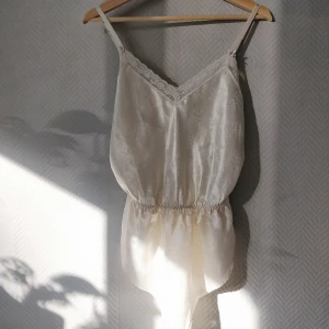  - Jättefin siden-body i retrostuk, hög midja. Saknar en knapp i knäppningen men funkar fint ändå! Aldrig använd av mig, köpt av en kompis 