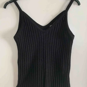  - Ett glittrigt linne från chiquelle helt oanvänt och med lappen kvar, linnet är längre än vad bild 3 visar (Jag är 170cm lång och det går till under naveln på mig) perfekt till fest och även fint till vardags 