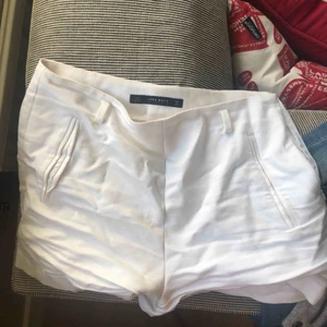  - Vita shorts från zara, kostymbyxor med dragkedja på sidan. Bra skick!
