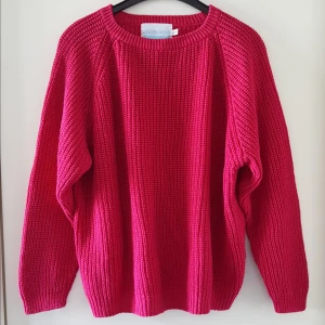  - Vintage, typ neonrosa stickad tröja. Storlek 34/36 men är oversize.  Kan skickas om köparen står för frakten.