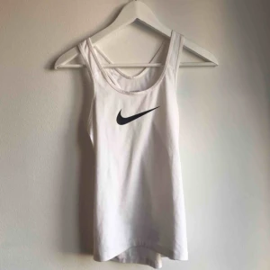  - Vitt träningslinne från Nike i nyskick. Använt fåtal gånger, säljer nu för att det är för litet. 